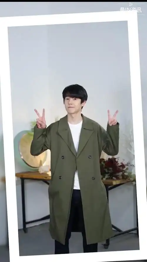 刘昊然比耶定格照,双手比耶的昊然好乖好可爱啊#最in资讯