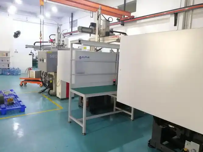 注塑车间一角_和弘塑胶模具制品(深圳)有限公司