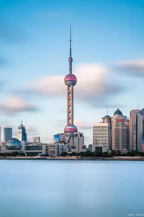 今天,上海的天气晴朗,夜幕渐渐降临,东方明珠塔灯光闪耀,照亮了整个