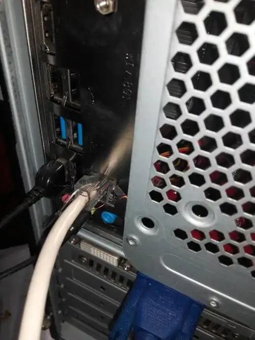 我电脑主机画面的网线接口不发光了,而且电脑也上不了网了,这还是一