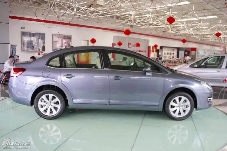 东风雪铁龙世嘉三厢到店实拍