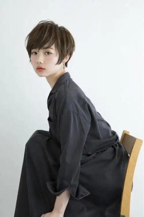 斜刘海发型图片女,斜刘海怎么(女人不管多大年纪)