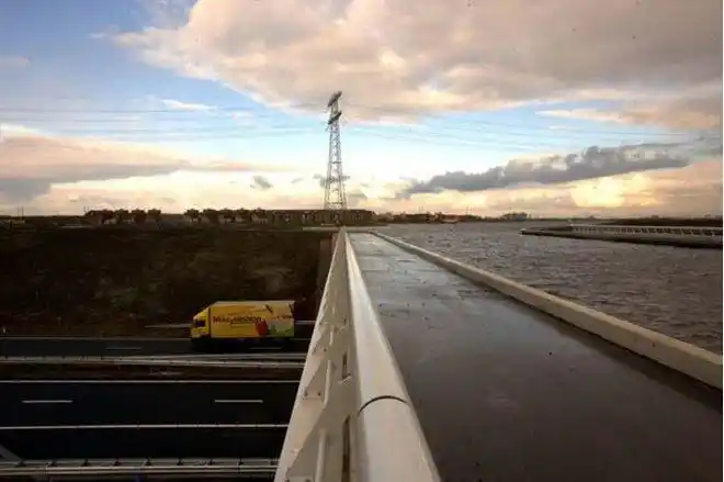 桥还能建在水下荷兰这几座桥不得了