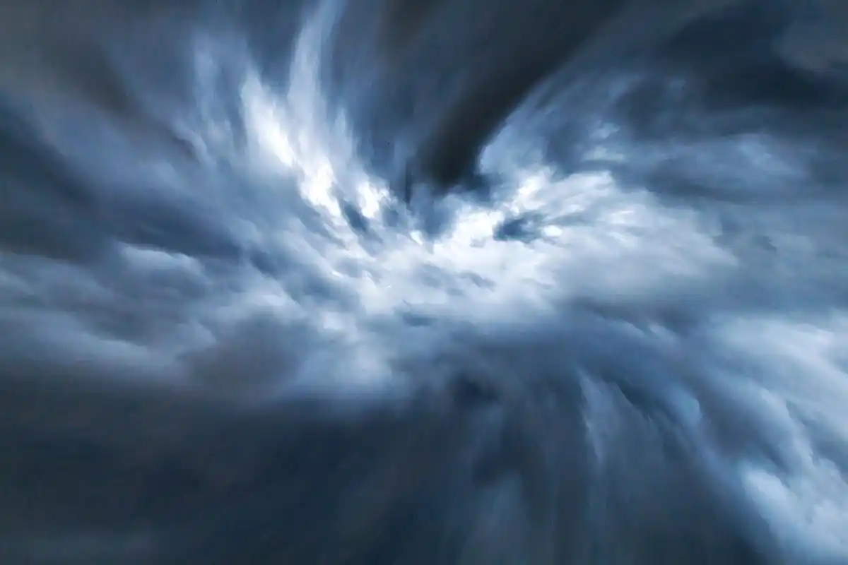 漩涡云是一种大型的气象现象,形状像一个巨大的漩涡,通常出现在萨带