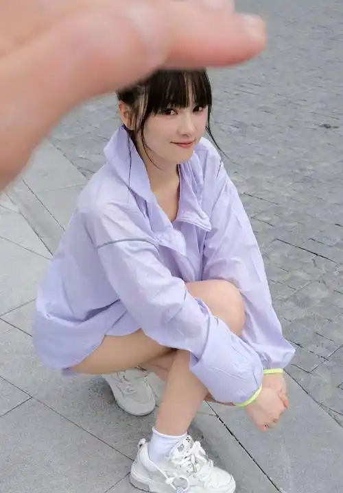 武大校花黄灿灿,七彩休闲穿搭青春活力,这还是反派防风意映吗_姐妹