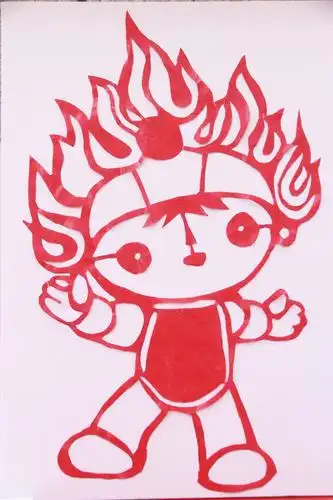 老师们巧手刻国庆,一张张刻纸画寄托着老师们深深的爱国情和中国梦.