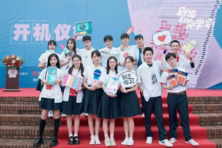 清冷气质校园女神陈姝君陈诗韵报道即将享受青春绽放初夏