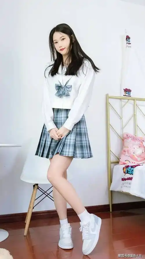 jk裙子长头发模特身材不错阳光时尚大方可爱优雅