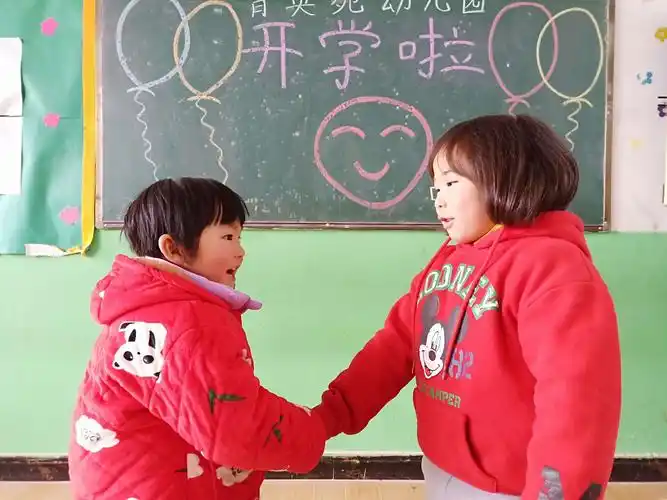 时光飞逝,日月如梭,我们开学了,和小朋友打招呼,互相拥抱,真高兴!