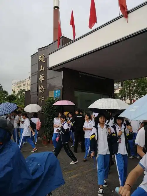 海口片区老师等学生放学时在校门口发简章.