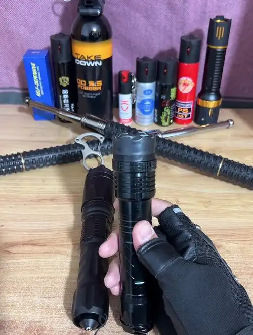 防身高压电击器,一招制敌,走夜路还可以用来照明-度小视