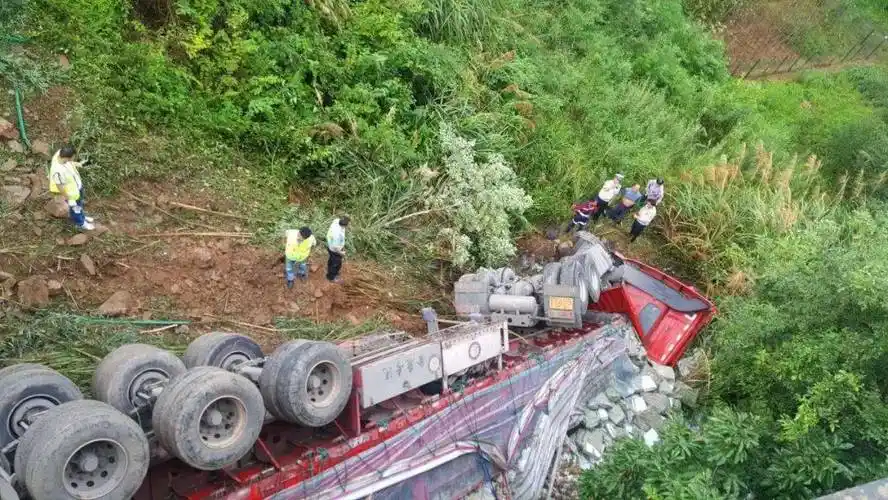 六武高速金寨段一大货车翻车现场情况是