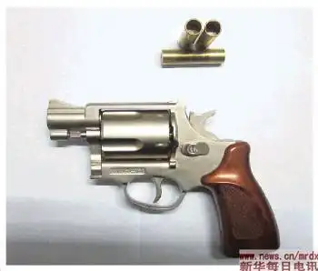 警方回应拔枪示警:所用防暴手枪布袋弹不具致命性