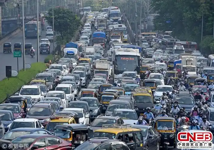 印度一卡车在立交桥上抛锚 造成严重交通堵塞