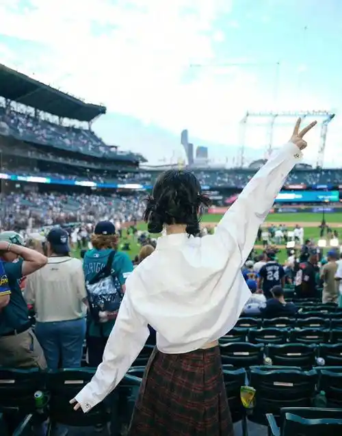 杨紫在instagram上发布的照片也显示,明星的圈子不仅仅是手电筒和红