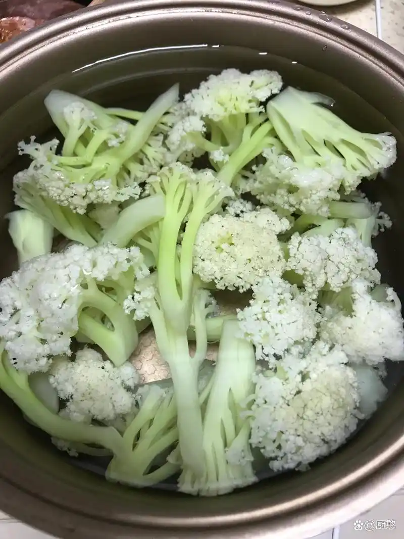 腊肉炒花菜,香气四溢,口感鲜美,美味入味,让人欲罢不能!