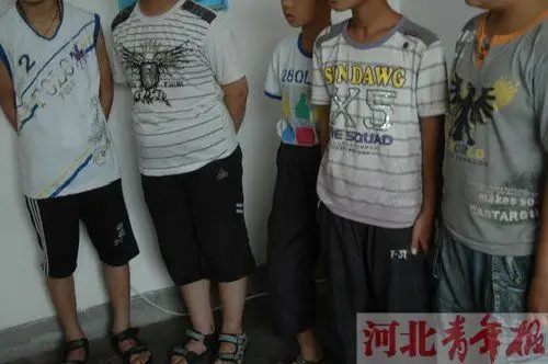 校长莫名其妙掌掴脚踹小学生称系象征性教育