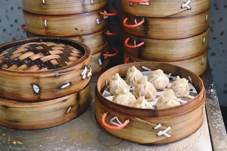 嵊州小吃也能ins风40年的老师傅手做小笼包这才叫皮薄肉嫩汤汁多