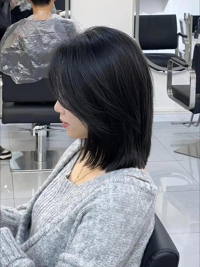 适合所有脸型女生齐肩层次锁骨短发 黑茶色.