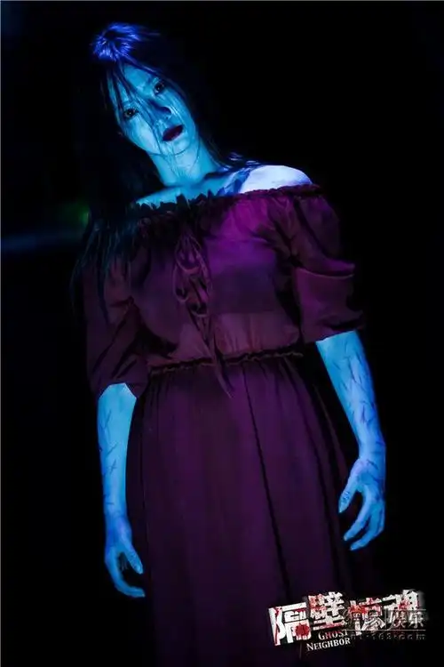 红衣"女鬼"眼神犀利.