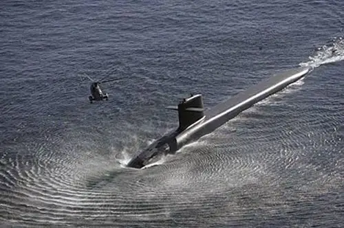 法国凯旋级战略核潜艇的表面异常光滑,这对降低噪声有很大的帮助.