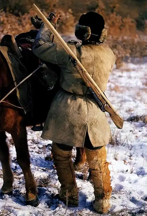 东北猎人偶遇母虎难产,割下野猪头喂母虎,五年后母虎携子来报恩