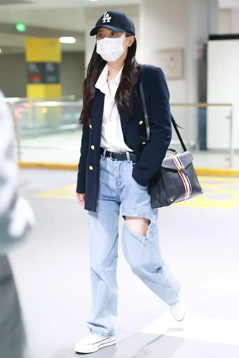 包文婧街拍:藏蓝色西装内搭白衬衣破洞牛仔裤gucci手袋 休闲时髦