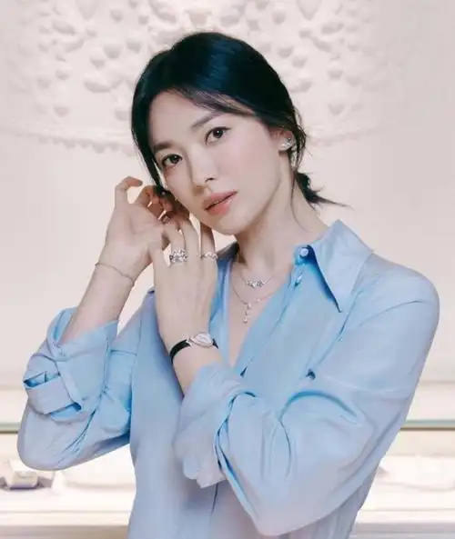 宋慧乔近照曝光重回刚离婚状态又化烟熏妆剪短发新造型太尴尬