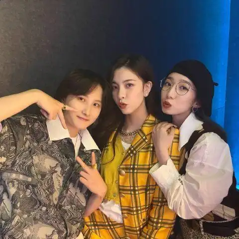 10月22日是宋妍霏的生日,孟美岐在社交平台晒出两人合照,为其庆生并