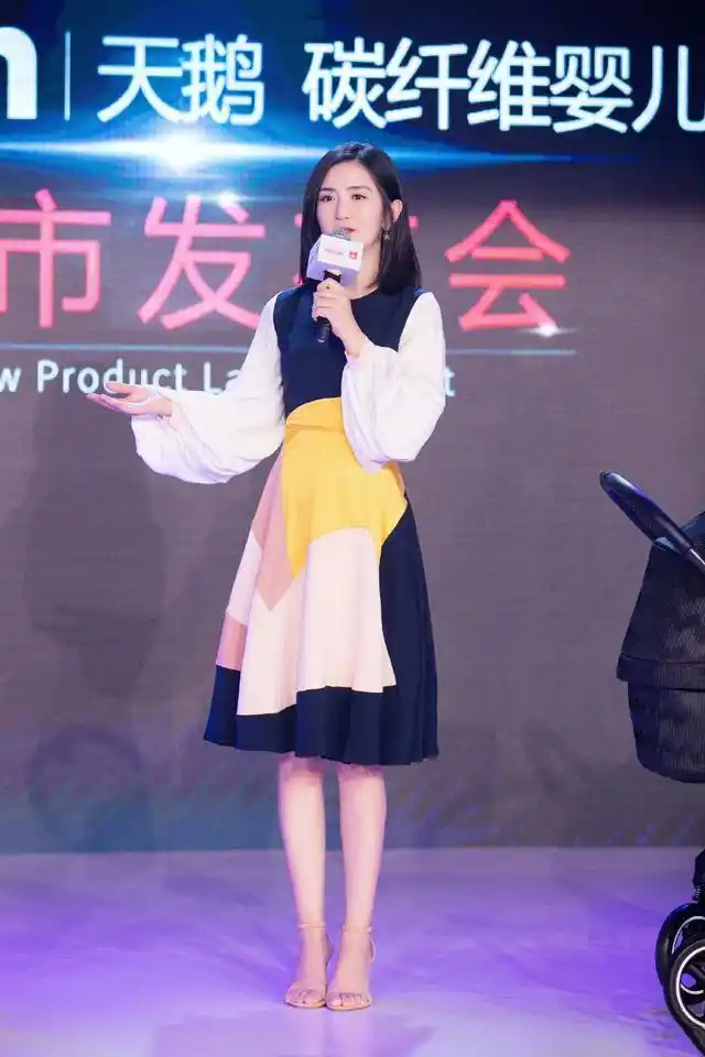 一件撞色连衣裙,脚踩裸色一字高跟凉鞋.