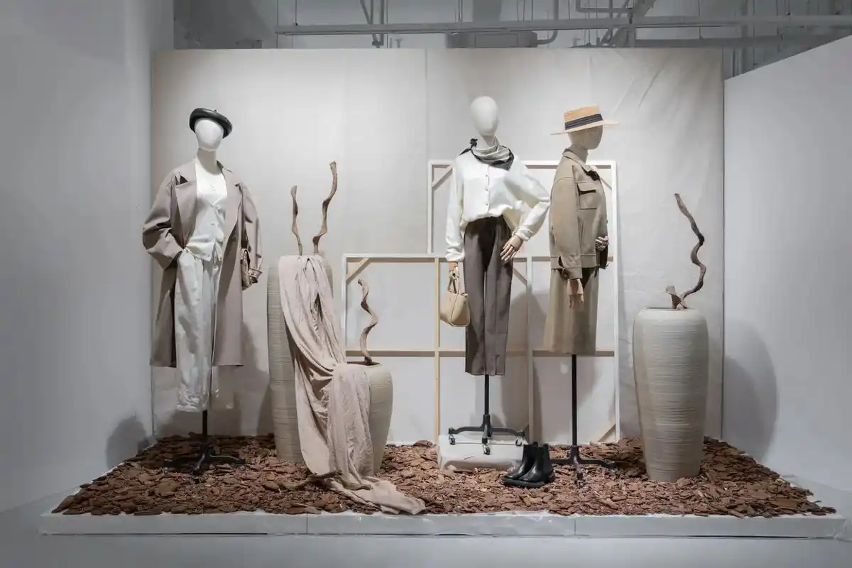 学员们陈列美学的橱窗作品#抖音图文来了 #美学陈列 #服装陈 - 抖音