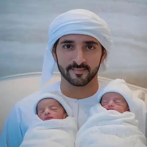 当谢克哈为他生下龙凤胎的时候,哈曼丹晒娃的照片便成了一种宣言:这是