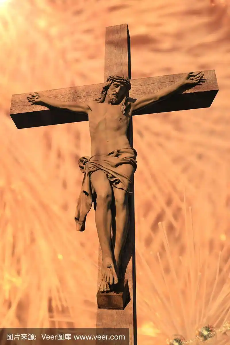 圣诞树在耶稣基督十字架上的金色光芒