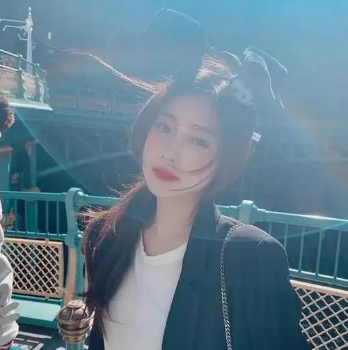 南韩最美女友脸姜惠元靠完美自拍照片成为万千粉丝追捧的女团成员