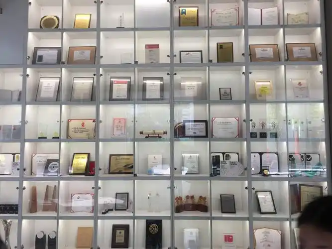 这个是他们获得的奖杯和奖项,都是用几面墙来算的!