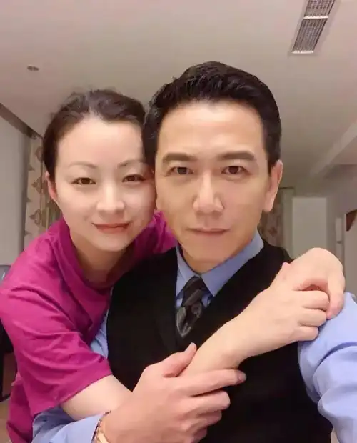 温兆伦妻女被嘲长得丑,他霸气回怼:请自己照照镜子再说吧!