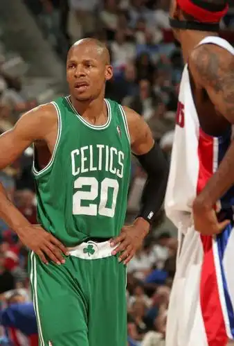 雷阿伦表情平淡