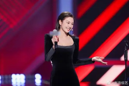 u1s1,@张雨绮 在《脱口秀大会》第三季中的这套look真的太好康了_高清