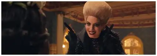 安妮海瑟薇女巫颠覆甜美形象龇牙咧嘴大笑