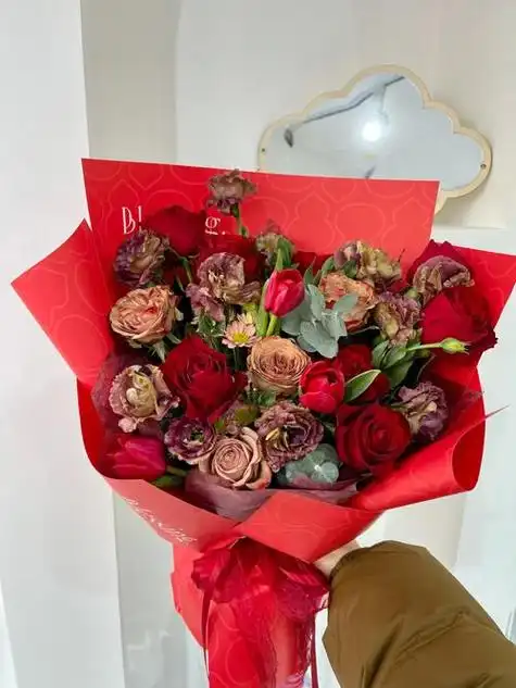 妈妈生日收到鲜花妈妈生日那天收到我的礼物并没有激动的喜形于色