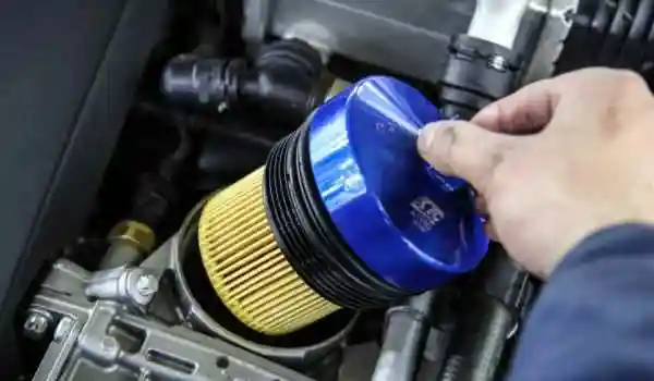 更换机油滤清器的方法及注意事项更换机油滤清器的正确步骤