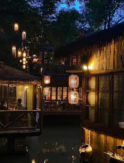 很有武侠小说里的世外桃源感觉 院子里的路都是用石块铺的 很有古风感