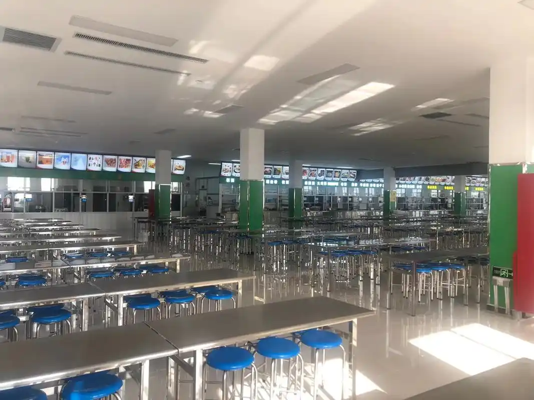 就餐环境宽敞明亮,菜品丰富多样,还有念念不忘味道——"大饼卷 - 抖音