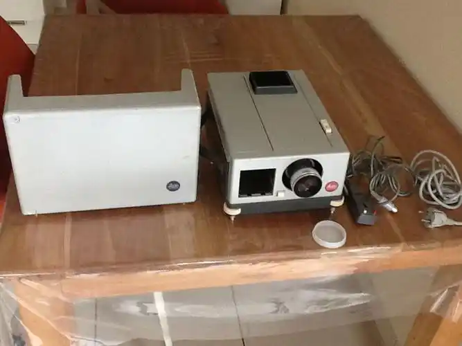 leitz (leica) pradovit n24 slide projector