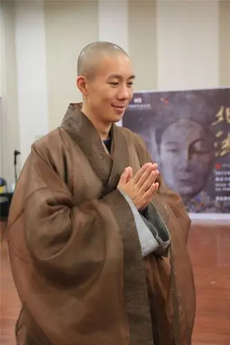 光讲服装,每个演员上身起码三件,小和尚的白衣看起清纯简单,却也是