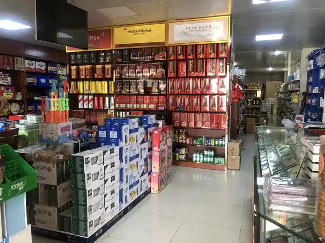 只能在墙面打上一个简单的货架对卷烟进行摆放,前柜空间狭小,单包因