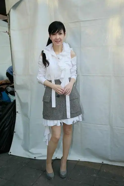 50岁周慧敏现身,腿美颜值高,网友:让一口黄牙给毁了_网易订阅