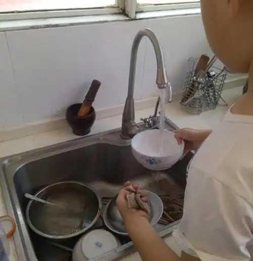 老师把"洗碗"打成"洗澡"?家长已跟帖!