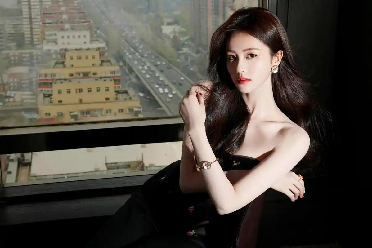 白鹿美照,颜值真的是太美丽动人了!#养眼美女