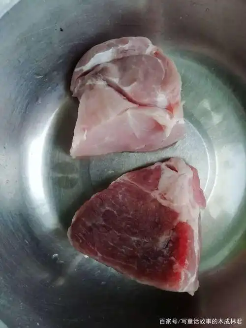 猪肉100克,牛肉100克,仔细一点的就拿刀去肉筋,就是那个白色的.